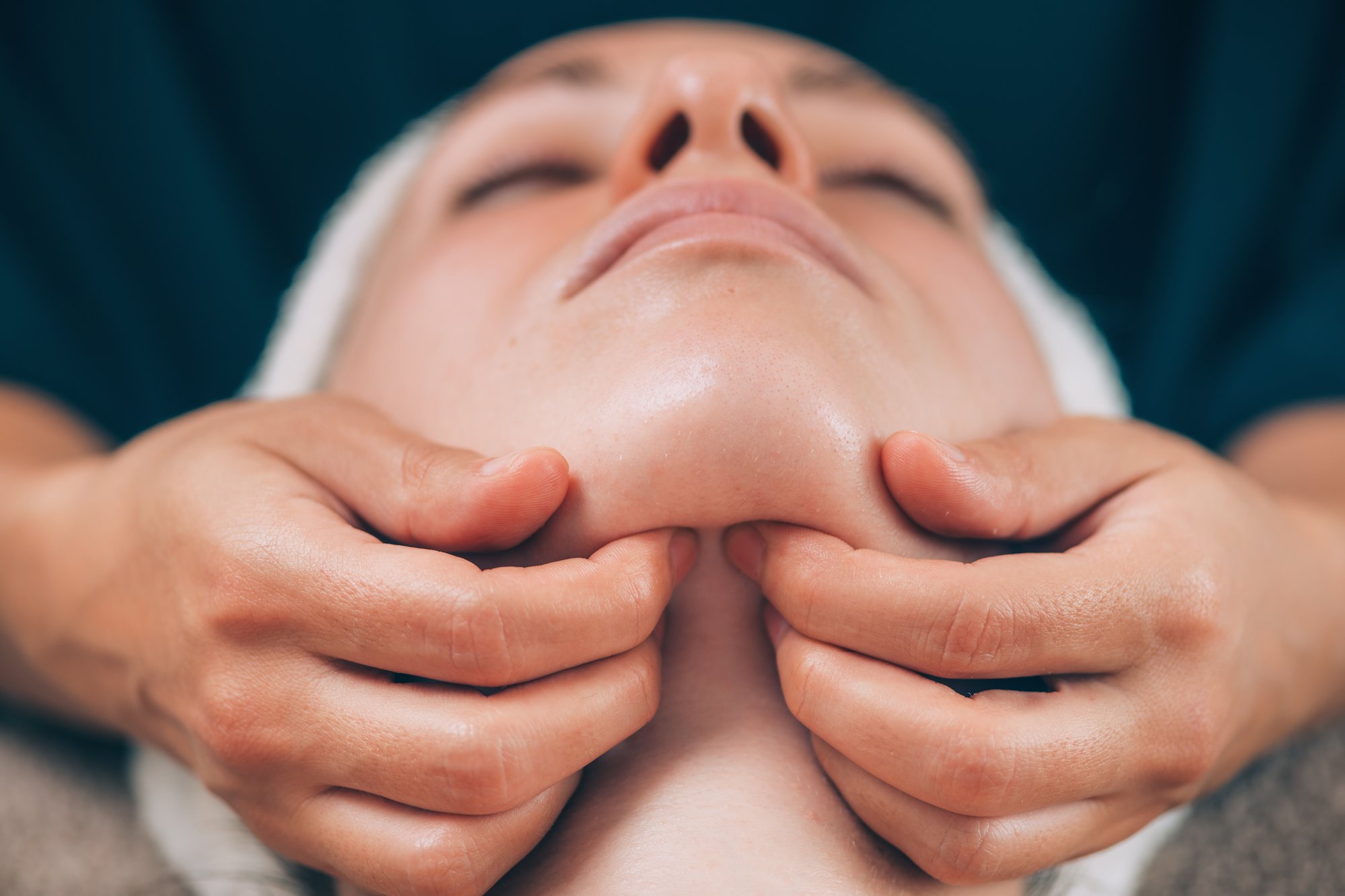 chin-and-jawline-face-lifting-massage-2024-10-21-11-10-48-utc